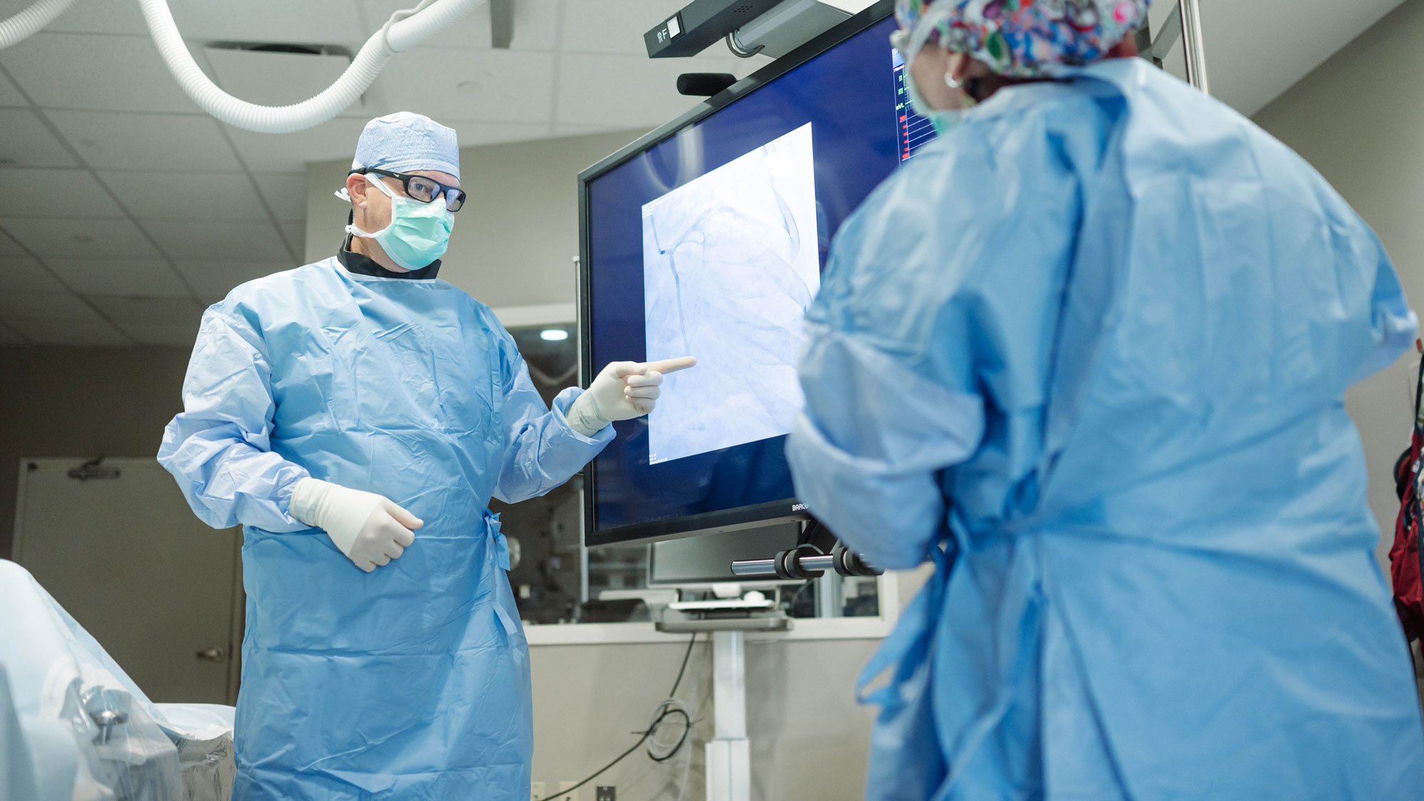 nmmc-imaging-min surgeon at North Mississippi Medical Center discussing imaging with nurse.
